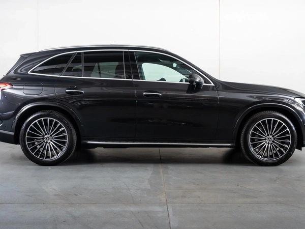 2025 Mercedes-Benz GLC300 AWD Panoramic Sunroof Heated Seats