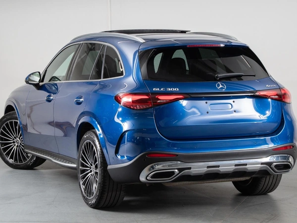 2025 Mercedes-Benz GLC300 AWD Panoramic Sunroof Heated Seats