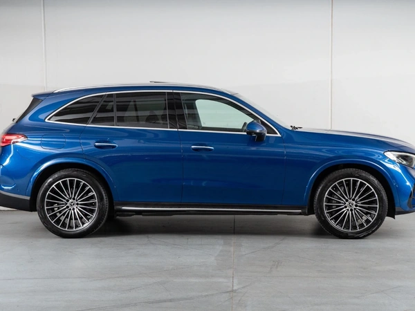 2025 Mercedes-Benz GLC300 AWD Panoramic Sunroof Heated Seats