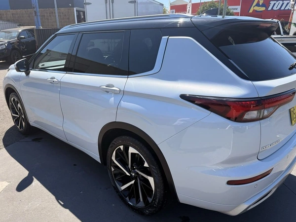 2023 Mitsubishi Outlander exceed 4WD Automatic
